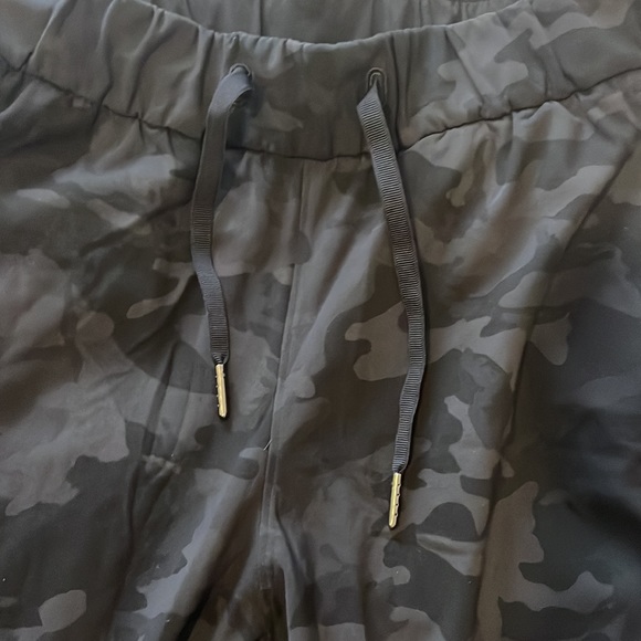 Lululemon Cropped Jersey Joggers Black Camo Size 8 BNWT - Picture 3 of 3